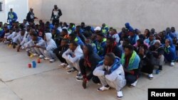 Para migran Afrika menunggu Misrata, Libya untuk dievakuasi ke Niger. 