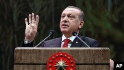 Presiden Turki Recep Tayyip Erdogan berbicara dengan sekolompok petani di Ankar (14/11). 