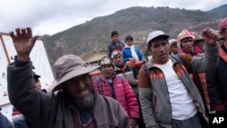 Manifestantes bloquean una carretera durante una protesta contra el gobierno de la presidenta Dina Boluarte y el Congreso, el jueves 5 de enero de 2023, en Cusco, Perú.