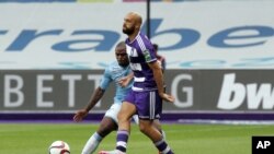 Anthony Vanden Borre, d’Anderlecht, à droite, en duel avec Edson Braafheid de Lazio de Rome lors d’un match amical au stade Constant Vanden Stock à Bruxelles, 19 juillet 2015.