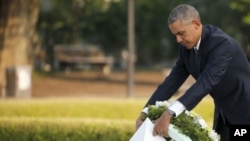 AQSh rahbari Barak Obama Xirosimadagi Tinchlik memorial parkiga gulchambar qo'ydi, 27-may, 2016-yil.