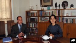 聯合國人權特使金塔納(左)2013年2月16日在仰光昂山素姬(右)的家中舉行會談。