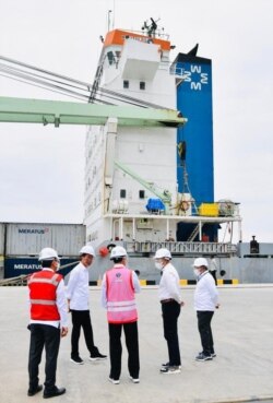 Presiden Jokowi meresmikan penggabungan Pelindo I, Pelindo II, Pelindo III, Pelindo IV menjadi PT Pelabuhan Indonesia, di Terminal Multipurpose Wae Kelambu, NTT, 14 Oktober 2021. (Twitter/@jokowi)