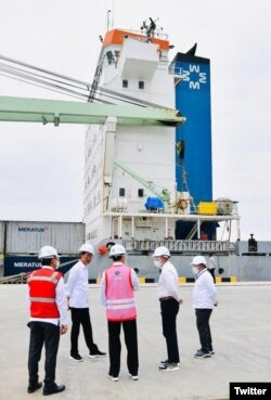 Presiden Jokowi meresmikan penggabungan Pelindo I, Pelindo II, Pelindo III, Pelindo IV menjadi PT Pelabuhan Indonesia, di Terminal Multipurpose Wae Kelambu, NTT, 14 Oktober 2021. (Twitter/@jokowi)