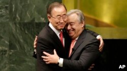 انتونیو گوتیرش (راست) و بن کی مون سرمنشی پیشین سازمان ملل متحد