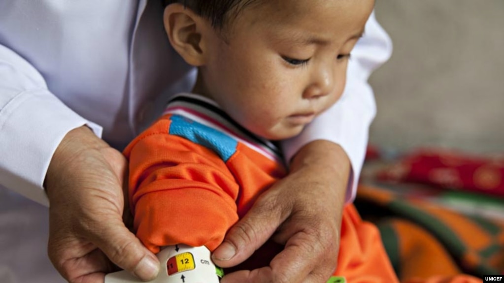 지난 2012년 6월 유니세프 직원이 북한 함경남도 함흥의 한 애육원(고아원)에서 남자 어린이의 팔둘레를 측정하고 있다.
