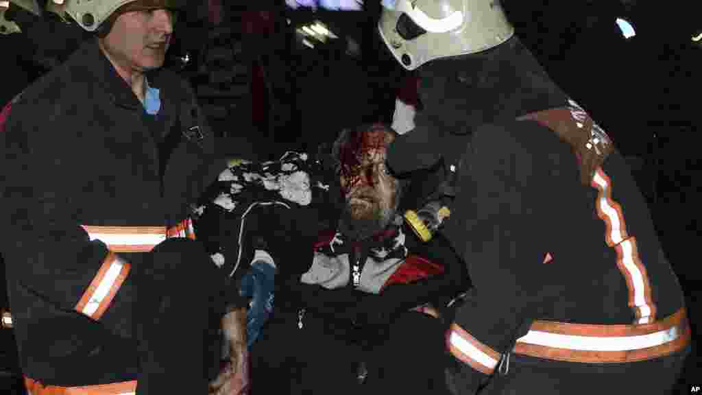 Des pompiers transportent un victime, en Turquie, le 13 mars 2016.