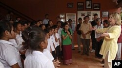 အမေရိကန် နိုင်ငံခြားရေးဝန်ကြီး ဟီလာရီ ကလင်တန် ကမ္ဘောဒီးယားရှိ လူကုန်ကူးခံရသည့် အမျိုးသမီးများ ပြန်လည်ထူထောင်ရေးစင်တာသို့ သွားရောက်စဉ်။ အောက်တိုဘာ ၃၁၊ ၂၀၁၀။