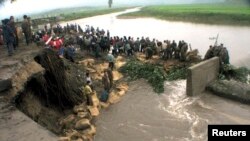 지난 2012년 7월 북한 강원도 지방에 내린 폭우로 문천과 천내를 연결하는 도로가 무너졌다. (자료사진)