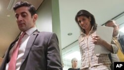 니키 헤일리 유엔주재 미국대사(오른쪽)가 13일 뉴욕 유엔본부에서 열린 북한 탄도미사일 관련 안보리 비공개 긴급회의에 도착했다.