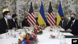 Дмитрий Кулеба (слева) встречается с госсекретарем США Энтони Блинкеном (справа) в Брюсселе, вторник, 13 апреля 2021 