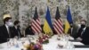 Američki državni sekretar Entoni Blinken (D) na sastanku sa ukrajinskim šefom diplomatije Dmitrom Kulebom u Briselu ( Foto: Johanna Geron, Pool via AP)