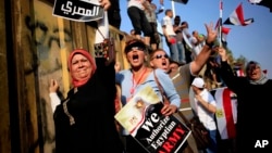 Opponents of Egypt President Mohamed Morsi chant slogans during a protest outside the presidential palace, in Cairo, Egypt, July 3, 2013. 