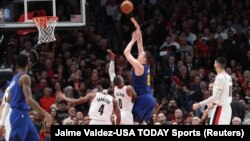 Le pivot des Denver Nuggets Nikola Jokic marque un panier contre Damian Lillard des Trail Blazers, Portland, Oregon, le 3 mai 2019. (Jaime Valdez-USA TODAY Sports)