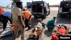 Victims of a suicide attack in Baidoa wait to be evacuated after being flown into the Somali capital Mogadishu, Feb. 29, 2016. Somalia's al-Shabab Islamist group claimed responsibility for a bombing in the town of Baidoa on Sunday.