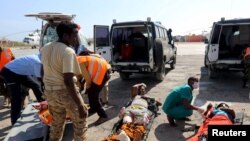 Les victimes d'un attentat suicide à Baidoa attendent d'être évacuées après avoir été héliportées dans la capitale somalienne Mogadiscio, le 29 février 2016.