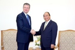 Đại sứ Hoa Kỳ Daniel Kritenbrink trong một lần gặp Thủ tướng Việt Nam Nguyễn Xuân Phúc, 2017. (Chinhphu.vn)