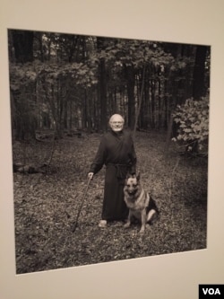 Penulis buku anak-anak, Maurice Sendak bersama anjingnya, Herman. (J.Taboh/VOA)