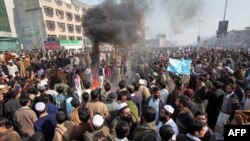 Cư dân thành phố Peshawar, Pakistan biểu tình hôm 2/1/12 phản đối việc thiếu phương tiện vận chuyển