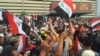 伊拉克抗议者冲击议会大楼，在巴格达绿区安营