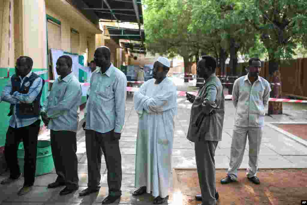 Voters queue outside a polling station on the first day of Sudan's presidential and legislative elections, in Khartoum, Sudan, April 13, 2015.