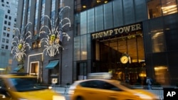 Magari yakipita mbele ya Trump Tower mjini New York, Nov. 21, 2016. 