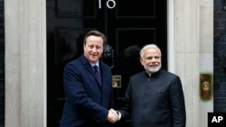 12일 영국을 방문한 나렌드라 모디 인도 총리(오른쪽)가 영국 수상 관저가 있는 런던 다우닝가 10번지에서 데이비드 캐머런 영국 총리와 만나 악수하고 있다.