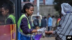Umwitangira bushake atanga umuti wo gukaraba intoke ku ngenzi mu ntumbero zo kwirinda COVID-19