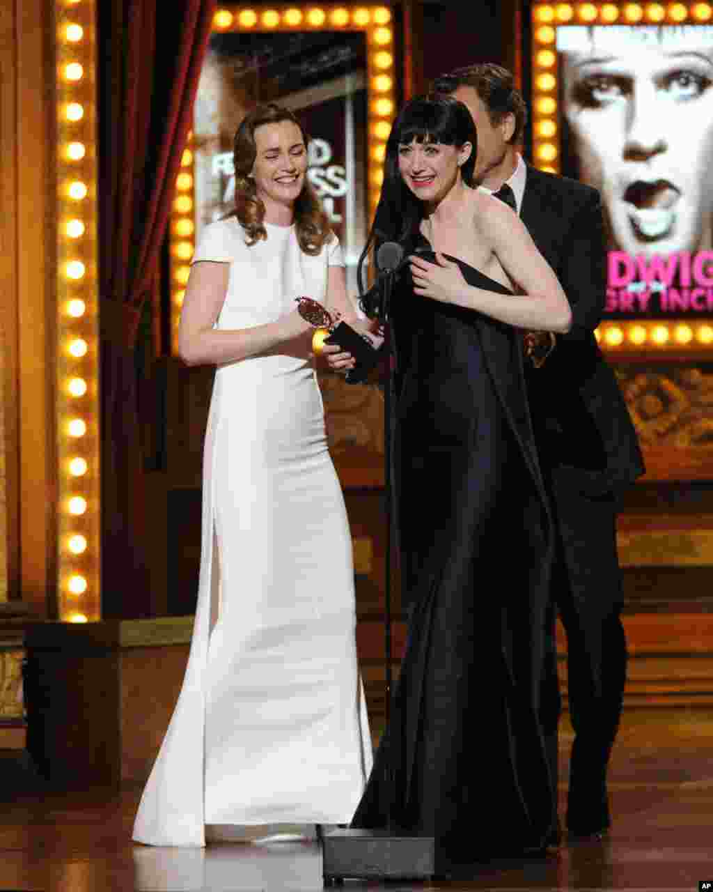 Lena Hall menerima penghargaan sebagai artis terbaik&nbsp;&quot;Tony Awards&quot; ke-68 untuk kategori musik dalam pertunjukan &quot;Hedwig and the Angry Inch&quot; dari Leighton Meester dan Tony Goldwyn di Radio City Music Hall, New York (8/6).