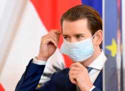 El canciller austríaco Sebastian Kurz usa una mascarilla a su llegada a una conferencia de prensa de prensa en Viena, Austria, el 14 de abril de 2020.