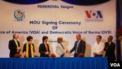 VOA Director Amanda Bennett and DVB Director U Aye Chan Naing at the official signing of the affiliation agreement at Park Royal hotel in Yangon, Myanmar, October 16, 2016. 