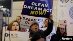 Para aktivis imigrasi dan pendukung program DACA melakukan unjuk rasa agar pemerintah melindungi imigran muda yang disebut "Dreamers" dalam aksi di New York, Rabu (10/1). 