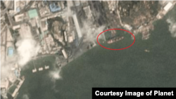 북한의 대표적인 석탄 수출 항구인 남포항을 지난 3일 촬영한 '플래닛 랩스(Planet Labs)' 위성사진. 약 138m 길이의 대형 화물선(붉은 원 안)이 정박해 있다.