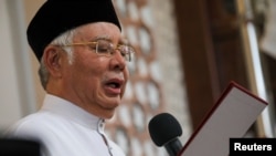 Mantan PM Najib Razak mengucapkan sumpah untuk membantah pembunuhan warga Mobolia Altantuya Shaariibuu di masjid, Kuala Lumpur, Malaysia, 20 Desember 2019. 