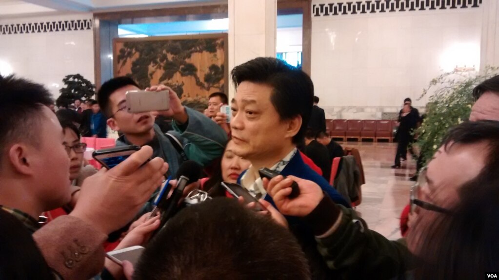 资料照：2017年3月3日下午政协大会结束后，中国全国政协委员、媒体人崔永元接受媒体采访。(photo:VOA)