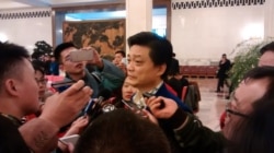 資料照：2017年3月3日下午政協大會結束後，中國全國政協委員、媒體人崔永元接受媒體採訪。