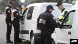 Francuski policajci proveravaju dokumenta putnika na francusko-italijanskoj granici