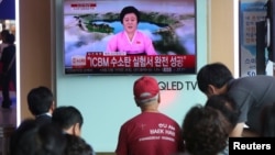 Ljudi gledaju televizijski izveštaj osevernokorejsoj probi hidrogenske bombena železničoj stanici u Seulu, Južna Koreja, 3. septembra 2017.