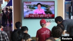 Người Hàn Quốc theo dõi tin tức về vụ thử hạt nhân trên truyền hình hôm 3/9.