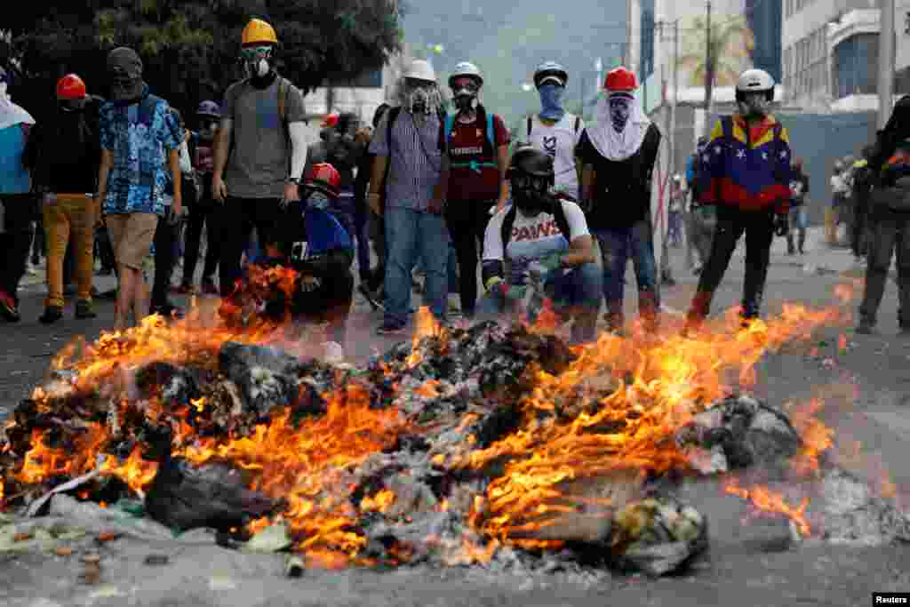 مظاہرین کے مختلف شہروں میں احتجاج کے باعث وینزویلا کا سیاسی بحران مزید شدت اختیار کر گیا ہے۔