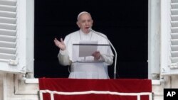 Paus Fransiskus berbicara di Lapangan Santo Petrus, Vatikan hari Minggu (28/4).