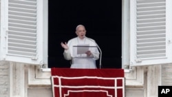 El papa Francisco desde el balcón de su estudio frente a la Plaza de San Pedro, pronuncia la plegaria del mediodía a la Reina del Cielo (Regina Coeli), esta oración sustituye al Ángelus en el tiempo pascual. Domingo 28 de abril de 2019.