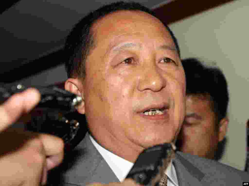 Ri Yong Ho, tổng tham mưu trưởng quân đội và là người bảo vệ chính sách “quân sự trước đã” của Kim Jong Il.