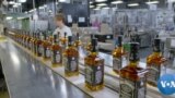 ແກ້ວ​ເຫຼົ້າ Jack Daniels No. 7 ກຳ​ລັງ​ຖືກ​ກຽມ​ຈັດ​ເຂົ້າ​ກ່ອງ​ຢູ່​ໂຮງ​ງານ​ໃນ​ເມືອງ ລ​ິນ​ຈ​ເບີກ, ເທັນ​ເນັ​ສ​ຊີ.