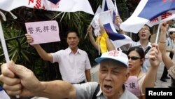 Activists shout slogans during an anti-Japan protest in front of the Japan Interchange Association, the de facto Japanese embassy, in Taipei September 18, 2012. 