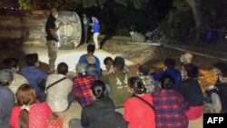 ထုိင္း-ျမန္မာနယ္စပ္ ကန္ခ်နဘူရီျပည္နယ္မွာ ဖမ္းဆီးခံရတဲ့ ျမန္မာႏုိင္ငံသားမ်ား။ (ဓာတ္ပံု - ROYAL THAI ARMY via AFP - ေမ ၁၃၊ ၂၀၂၁ )