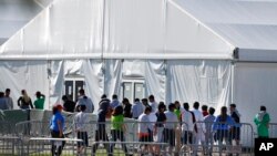 Menores inmigrantes no acompañados en un albergue temporal en Homestead, Florida, en 2019. (AP Foto/Wilfredo Lee, Archivo)