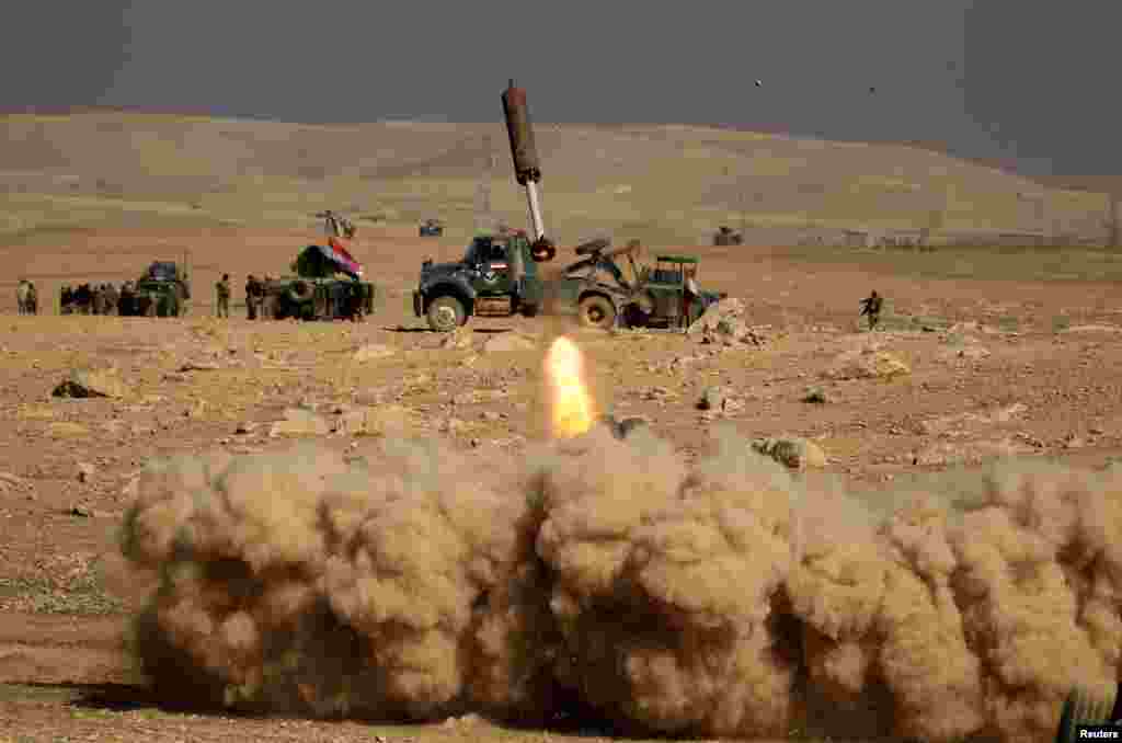 پرتاب موشک به طرف داعش توسط نیروهای عراقی در نبردی در جنوب موصل.