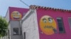 Emoji na parede de uma casa em Manhatten Beach, California 