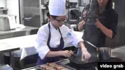Cô Mimi Chen, 18 tuổi, một trong số những người muốn trở thành bếp trưởng đang tranh tài để giành một suất tham dự cuộc thi nấu ăn Bocuse d'Or.